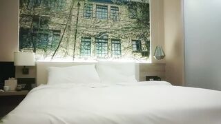 【利哥探花】21岁甜美外围女神，裸体相拥转圈圈，激情啪啪，过程中偷摘套，小姐姐气得够呛怒斥