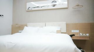 【利哥探花】牛仔裤小少妇，超近距离特写口交，自摸舔逼调情，上位骑乘站立后入打桩猛操