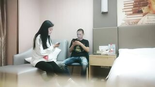 【利哥探花】网约极品大长腿外围女，坐在身上揉捏奶子，超近距离视角口交，情趣装开档丝袜，正入抽插猛操