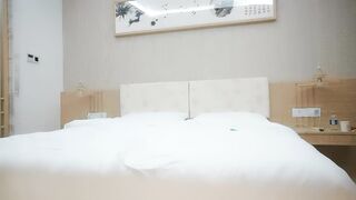 【利哥探花】网约黑裙小少妇，穿上黑丝，镜头前舔B口交，暴插各种角度