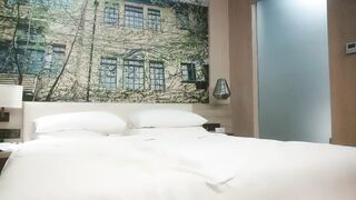 【利哥探花】花臂纹身外围小姐姐，撩下内衣吸吮奶子，镜头前舌吻揉穴调情，主动骑乘套弄，扶腰后入打桩