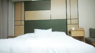 【利哥探花】花臂身材较小妹，打桩机暴力输出，给妹子干懵了