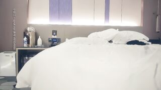 【赵总寻花】外表清纯的牛仔裤大长腿美女，给完钱立刻化身黑丝骚货，激情输出干完就走