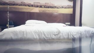 【赵总寻花】涉世未深的极品娇小黄衣女大学生，被折腾了整整一个小时，精疲力竭，直呼太难了