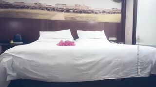 【赵总寻花】黄衣短裤外围萌妹，穿上红色透视装69姿势口交，抬腿侧入人肉打桩机，后入抱起来猛操