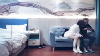 【黄先生探花】都市时尚妹，跪着卖力口交，扯头发后入抽插，呻吟不断