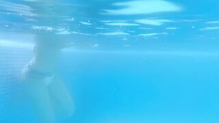 144AI破解版【全脸曝光】这是我和一位性感熟女在两晚三天的旅行中，在泳池边进行大规模射精性爱的视频