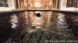 泳池里自娱自乐，在泳池边用振动假阳具操我湿润紧致的阴户