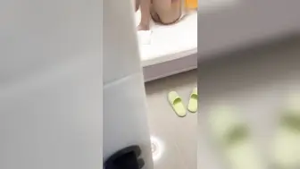 妹妹发烧后企图自慰给自己降火，没想到哥哥反手掏出鸡巴给妹妹打针哥哥一时分不清妹妹是发烧还是发骚！
