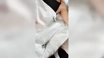嫂子感冒了，我来照顾她，她居然叫我帮她打针 我则暗自亢奋，想象着她身体里的每一寸肌肤