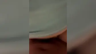 周末假期姐弟归家，趁老爸看电视不注意，弟弟竟偷偷的溜进了亲姐的房间