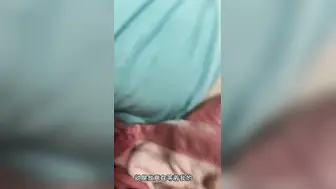 周末假期姐弟归家，趁老爸看电视不注意，弟弟竟偷偷的溜进了亲姐的房间