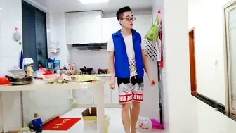 【乱伦姐妹】小姨子撞见姐姐啪啪，厨房勾引姐夫后入3个人一起玩_很是诱惑喜欢不要错过！