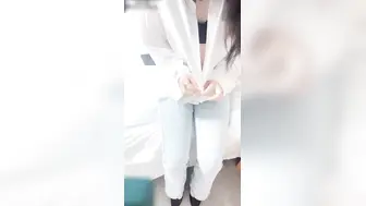 真实家庭乱伦 两亲兄弟互换媳妇 他们将两妇人压在身下，尽情享受着两女肉体带来的快感