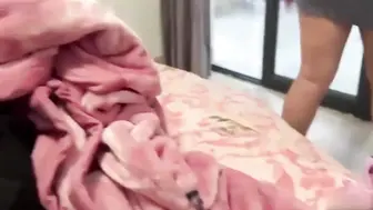 真实家庭乱伦 要求亲妈帮自己泄火 她熟练地用嘴含住我，舌头灵活地挑逗着敏感部位