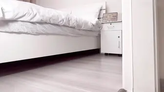 调皮弟弟偷拿姐姐丝袜紫薇，被姐姐抓现行