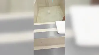 趁着姐夫不在家调教我的巨乳亲姐，姐姐刚吃了两下鸡巴嫩逼就开始拉丝，水都滴到脚上了