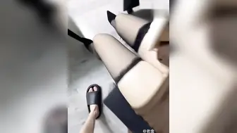 重磅泄密，乱伦快手直播巨乳表姐，大神乱伦表姐又强上表姐闺蜜