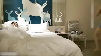 约个挺嫩妹子，舔弄调情扣逼搞半天硬不起，换猥琐胖男上猛操内射