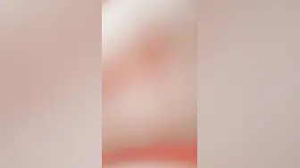 极品美乳白嫩妹妹！大屌炮友居家操逼！性感红衣丁字裤，主动骑乘位插无毛嫩穴