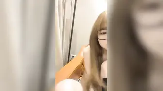 美乳纹身眼镜萝莉被小哥无套猛插