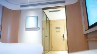 【探花精选】泡良大神，漂亮小姐姐豪车上好开心，酒店开房激情啪啪，小骚货花样多啥都懂