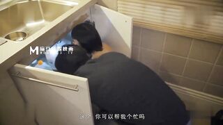 MD-0225.玥可岚.骚女水电工.湿身欲女兄弟轮插