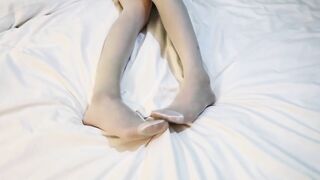 #唐可可_白丝骚女友淫穴醒酒，口交猛骑男友肉棒，被操的不停喊救命，最后内射骚穴