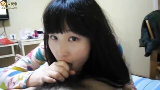 风韵犹存的妻子与炮友屋子中艹逼，一颦一笑之间尽显骚气媚态，真想艹她呀