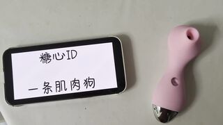 【情趣露脸】03年极品微胖骚货第三弹白色开档丝袜按在窗台前奋力抽插全程淫语对白