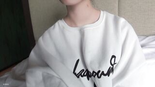 吐血推荐【水灵的脸蛋 清澈的颜神】天然白虎嫩逼，温柔大叔不敢用力插！身材苗条匀称！